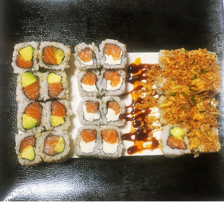Plateau Best of N°1 de 24 pièces avec un trio de californias classiques et crunchy.