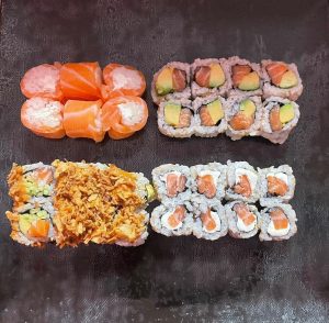 Grand assortiment Best of N°3 de 30 pièces avec rolls, californias et pièces crunchy.