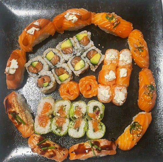 Grand plateau de sushis Bigbox N°4 composé de 38 pièces 100% saumon à partager.