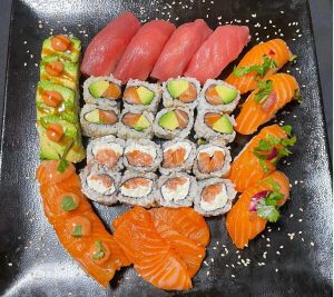 Grand plateau prestige Bigbox N°5 de 35 sushis, californias et sashimis frais.