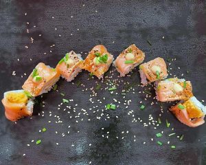 Boîte de 8 californias tièdes Dragon Roll au saumon grillé et au poulet.