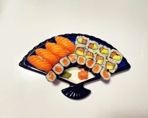 Composition Fresh Salmon de 20 pièces avec un trio de californias, makis et sushis au saumon.