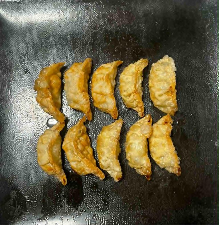 Portion de 10 raviolis japonais Gyoza au poulet, grillés à la poêle et fondants.