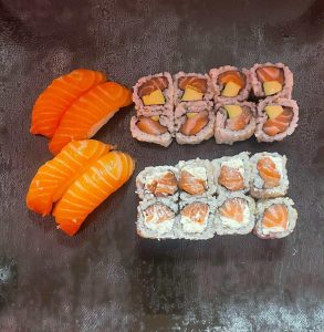 Assortiment Just Salmon N°3 de 20 pièces combinant sushis et californias au saumon.