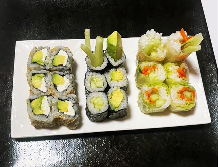 Plateau de sushis végétariens Just Veggie de 18 pièces à l'avocat et au concombre.