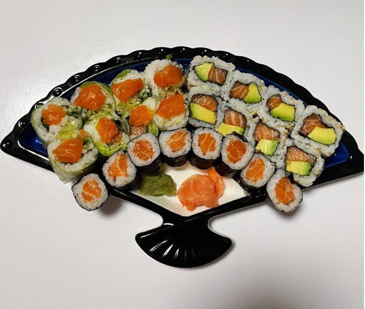 Plateau Maxi Maki de 24 pièces avec un assortiment de makis, springs et californias frais.