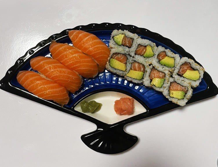 Assortiment solo Mini Classic de 12 sushis et californias au saumon.
