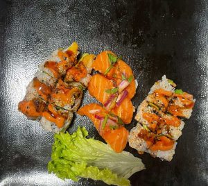 Assortiment relevé Mix Épicé de 15 pièces au saumon et au poulet épicé.