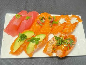 Assortiment traditionnel Mix Nigiri de 10 sushis frais au thon et au saumon.