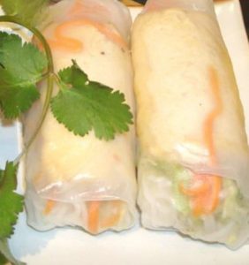 Paire de rouleaux de printemps végétariens aux légumes frais et herbes de saison.