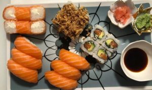 Assortiment de 20 pièces Super Cali N°1 avec sushis, rolls et californias crunchy saumon.